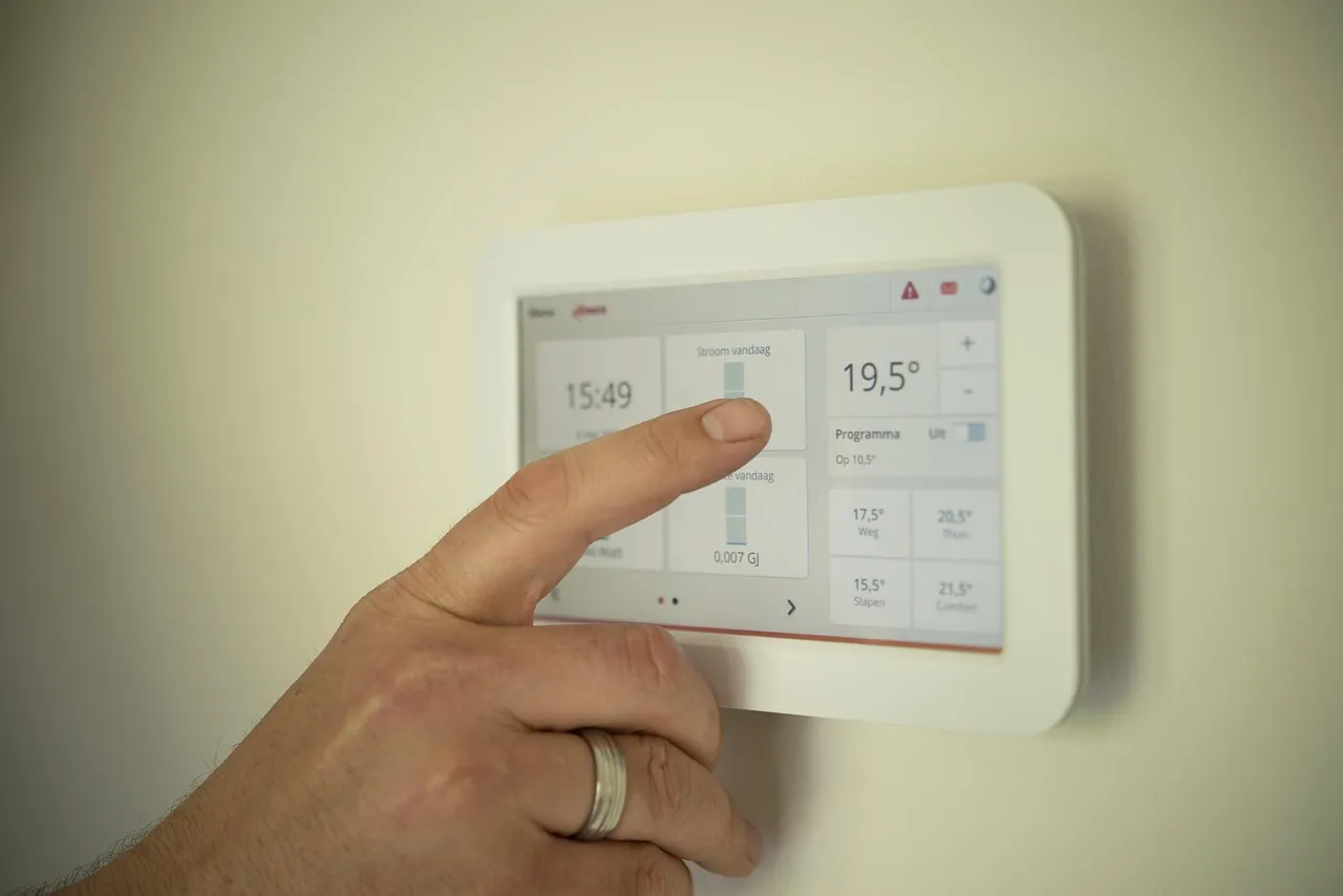 Intelligent smart thermostat with glowing display